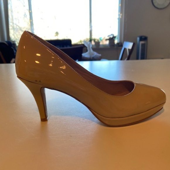 NEW $150 Vince Camuto Nude Patent Leather Pumps 4M - Picture 3 of 8